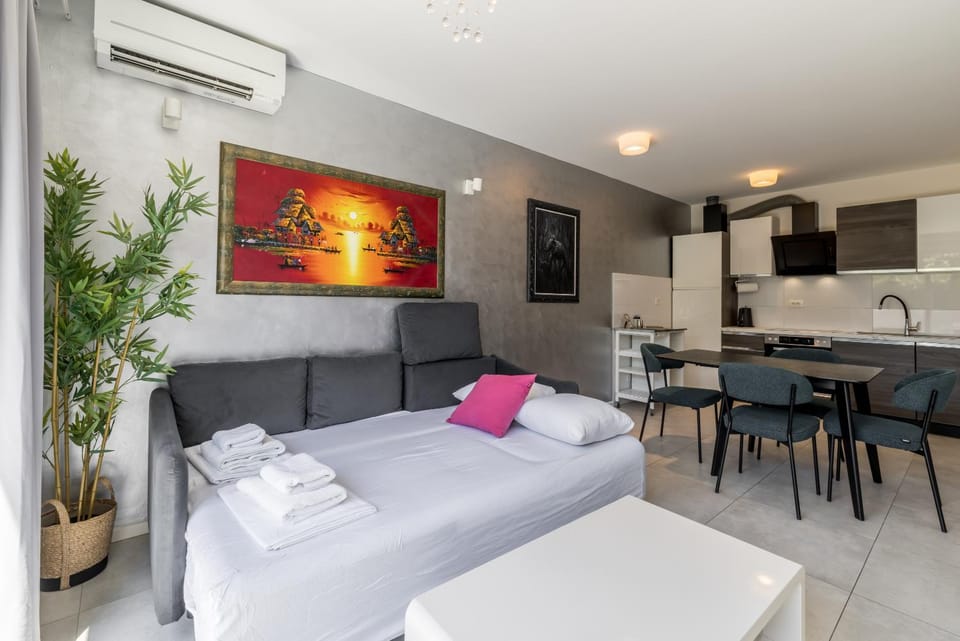 Living room, Seating area, air conditioner