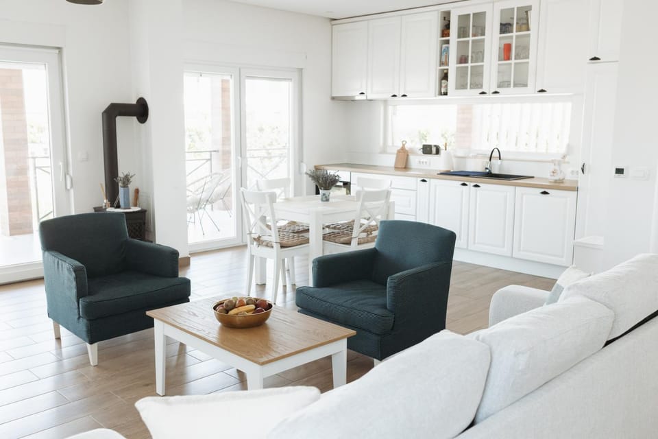 Kitchen or kitchenette, Living room, Seating area, Dining area