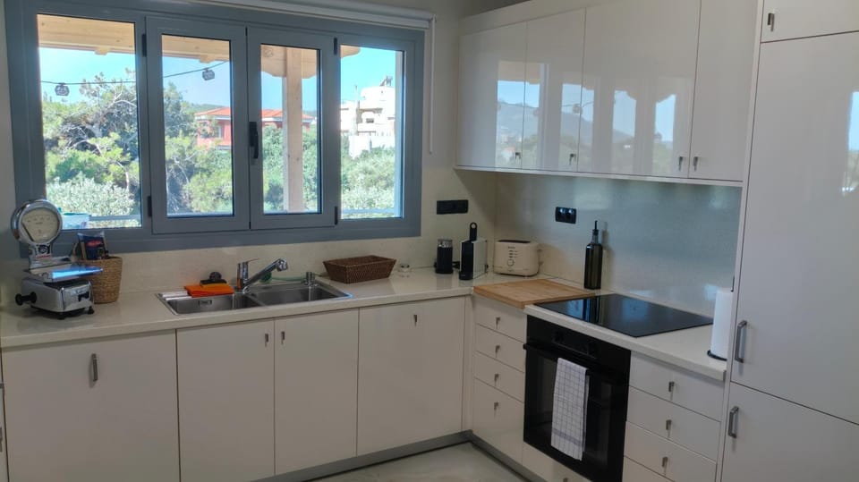 Coffee/tea facilities, Kitchen or kitchenette, oven, stove, toaster
