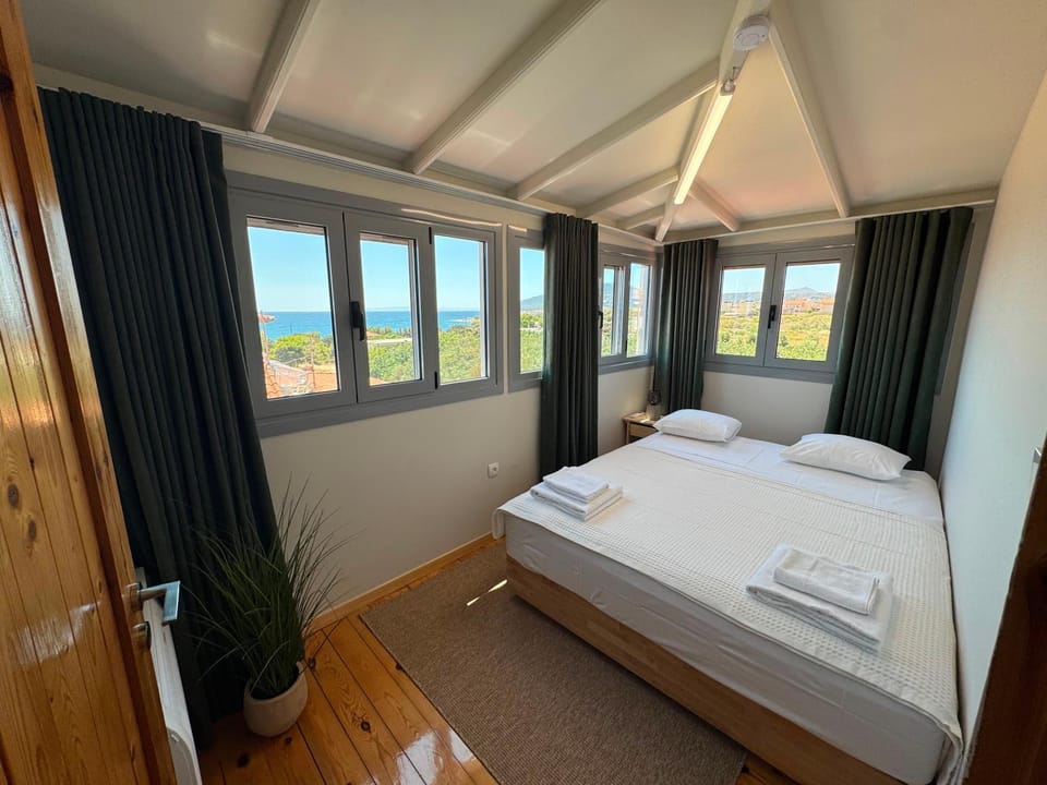 Bed, Bedroom, Sea view, towels