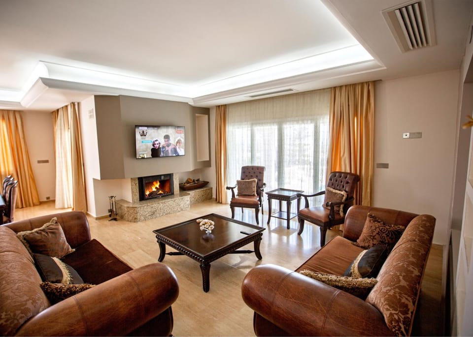 Communal lounge/ TV room, Communal lounge/ TV room, TV and multimedia, Living room, Seating area, Evening entertainment