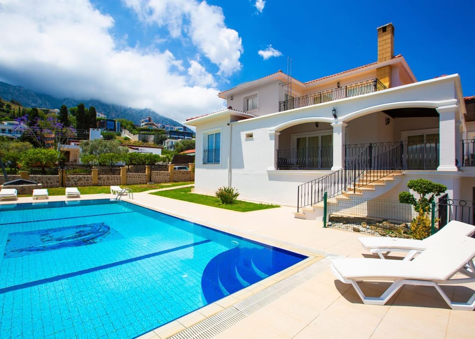 Property building, Day, Natural landscape, Mountain view, Pool view, Swimming pool, Swimming pool, sunbed