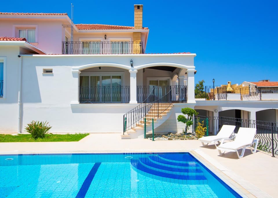 Property building, Day, Pool view, Swimming pool, Swimming pool, sunbed