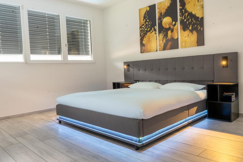 Bed, View (from property/room), Photo of the whole room, Bedroom, City view, Garden view, Mountain view