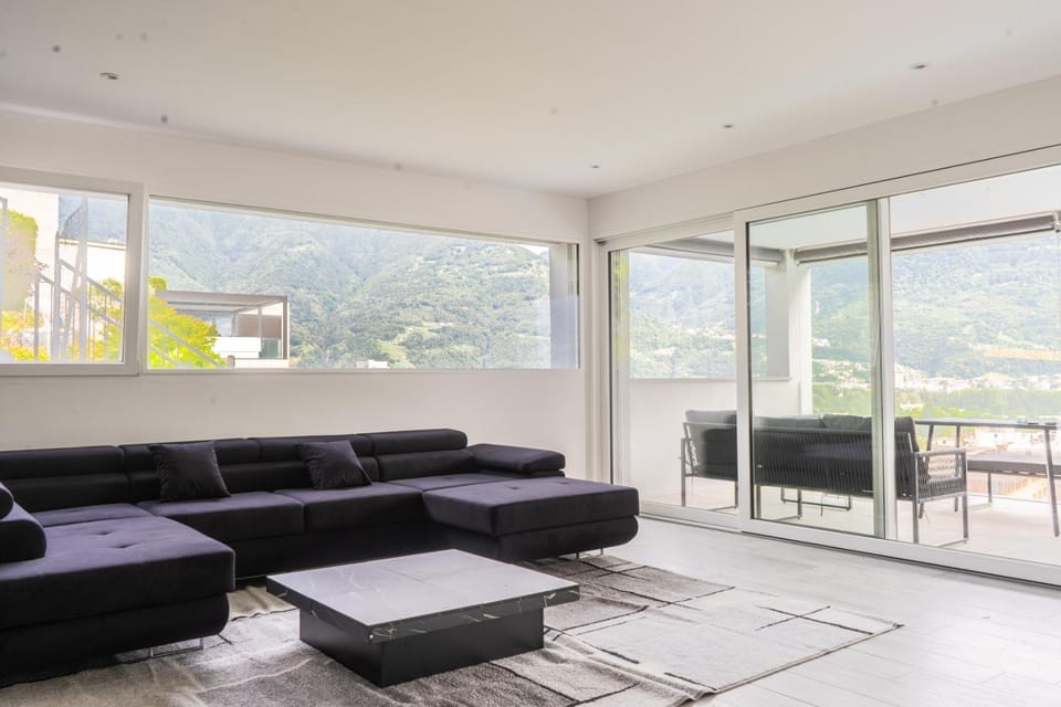 Property building, Nearby landmark, Communal lounge/ TV room, Natural landscape, TV and multimedia, View (from property/room), Balcony/Terrace, Living room, Seating area, internet, soundproof