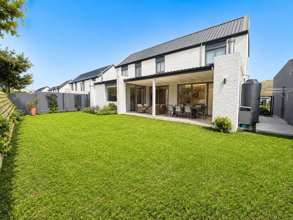 Property building, Patio, Spring, Day, Garden, Garden, Garden view