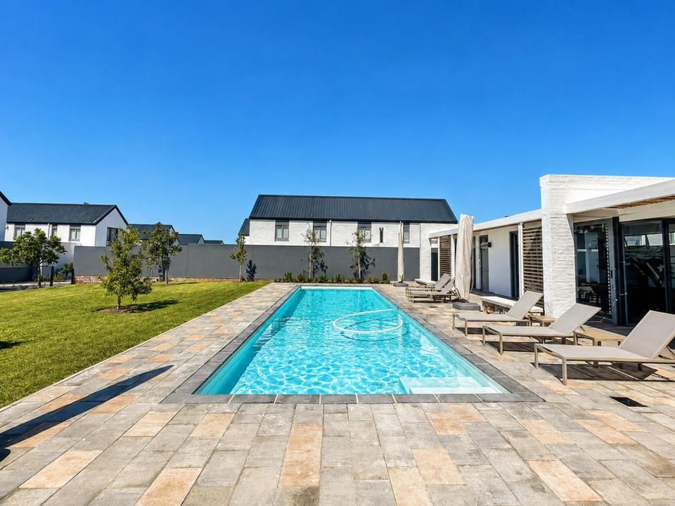 Property building, Patio, Day, BBQ facilities, Pool view, Swimming pool, Swimming pool, sunbed