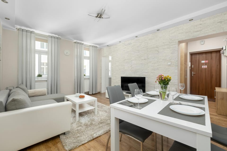 Bed, TV and multimedia, Living room, Photo of the whole room, Seating area, Dining area, Bedroom