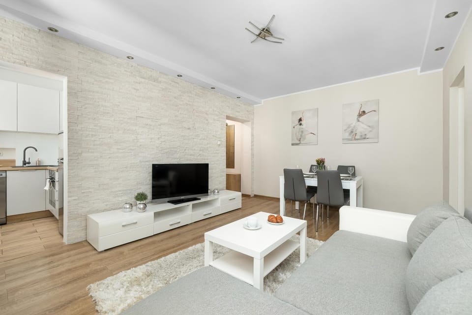 TV and multimedia, Kitchen or kitchenette, Living room, Seating area, Dining area