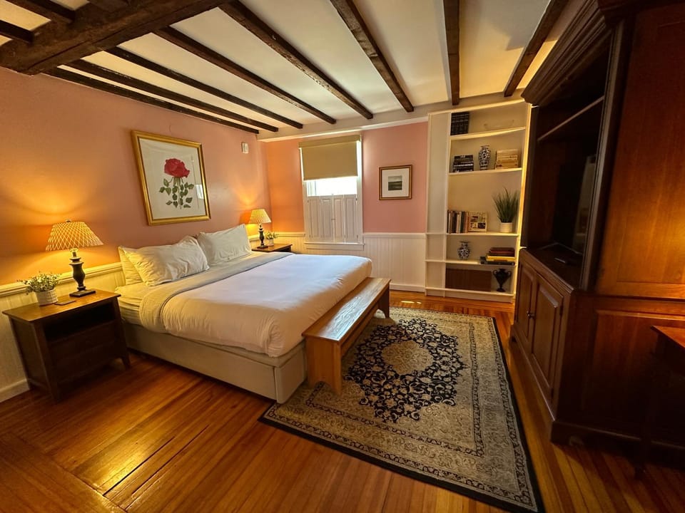 Private Historic Inn Downtown Newport House in Newport