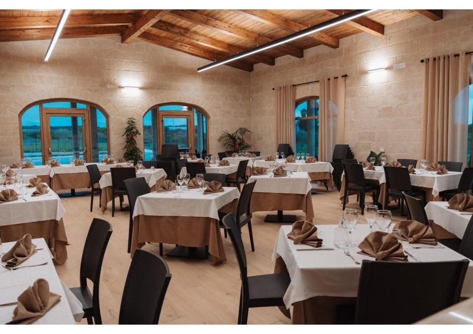 Restaurant/places to eat, Dining area