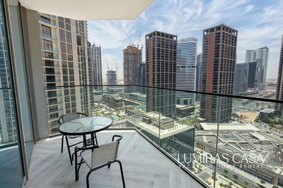 Burj Khalifa View, 1BR Peninsula Three Luxury Stay Apartment in Dubai