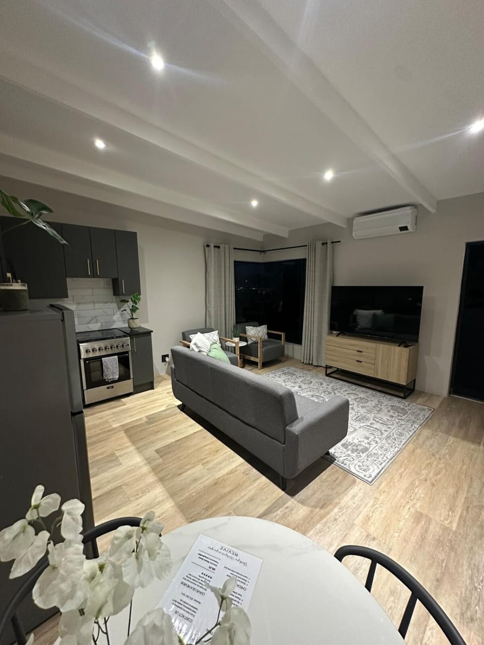 Somerset-West PRIME SPOT Solar Powered Apartment in Cape Town
