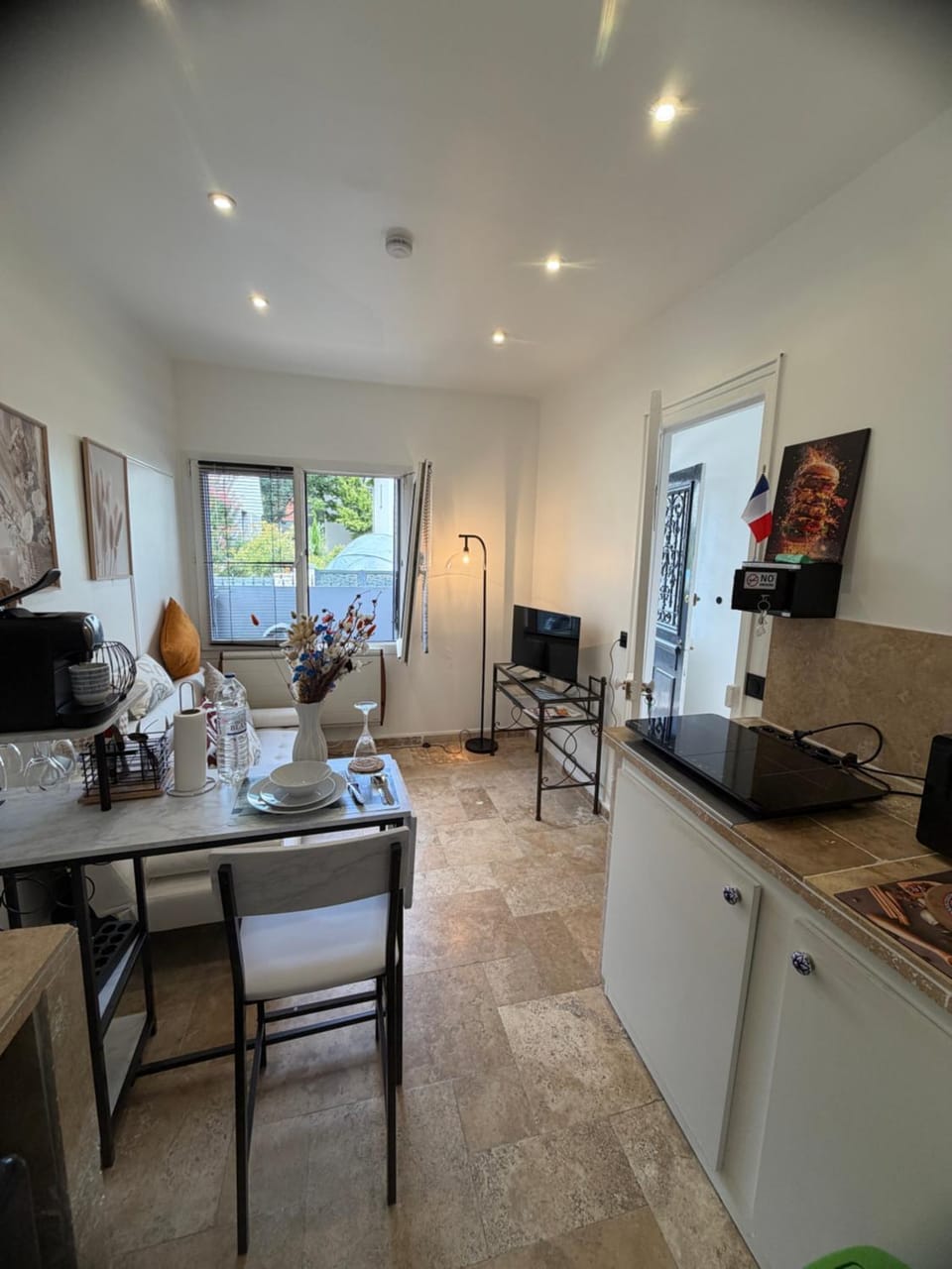 TV and multimedia, Coffee/tea facilities, Kitchen or kitchenette, Living room, Seating area, Dining area, minibar, stove, toaster