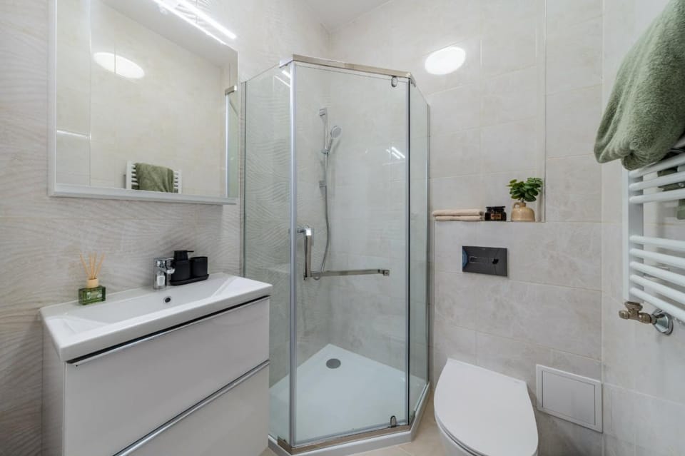 Shower, Toilet, Bathroom, towels
