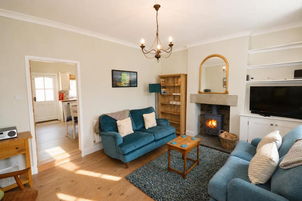 Seating area, fireplace