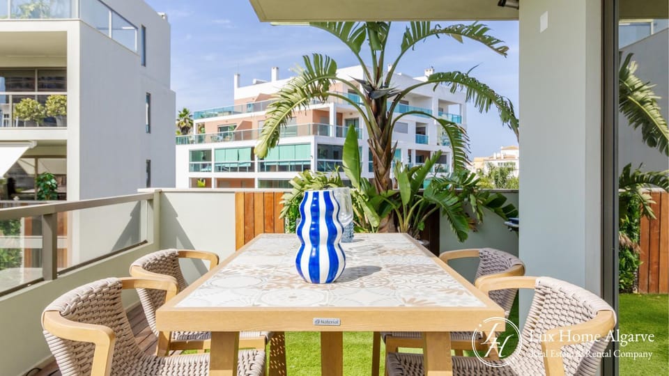 Property building, View (from property/room), Balcony/Terrace, Dining area