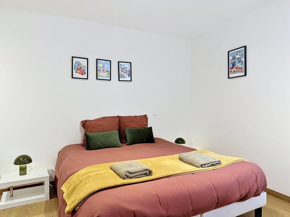 Bed, Bedroom, towels