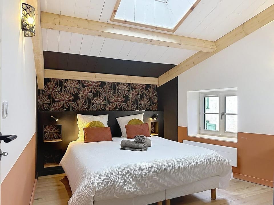 Bed, Photo of the whole room, Bedroom