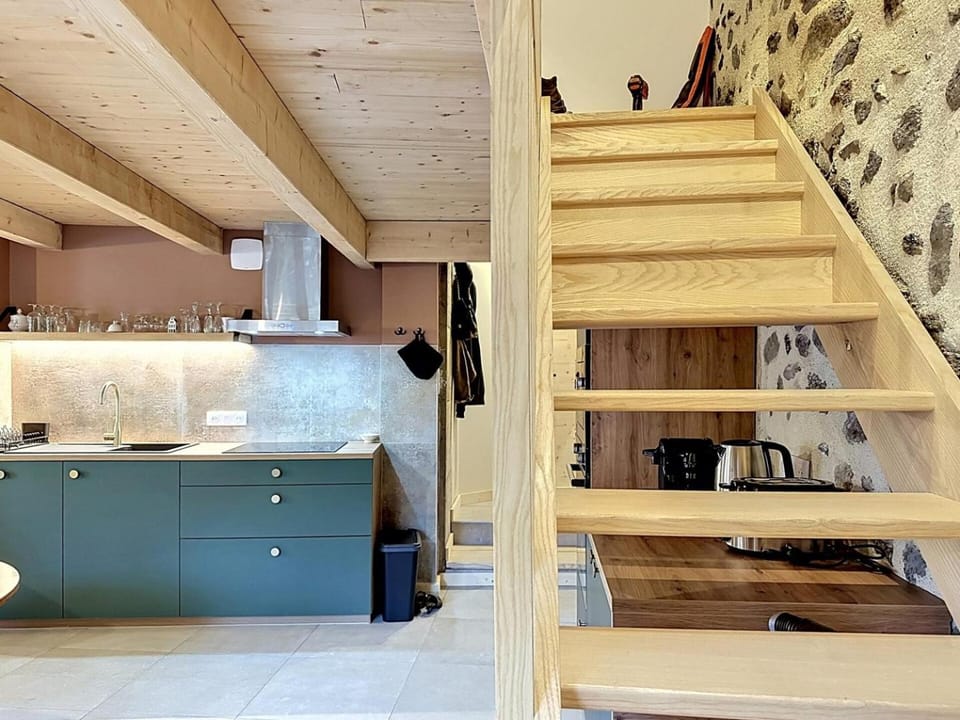 Coffee/tea facilities, Kitchen or kitchenette, stove
