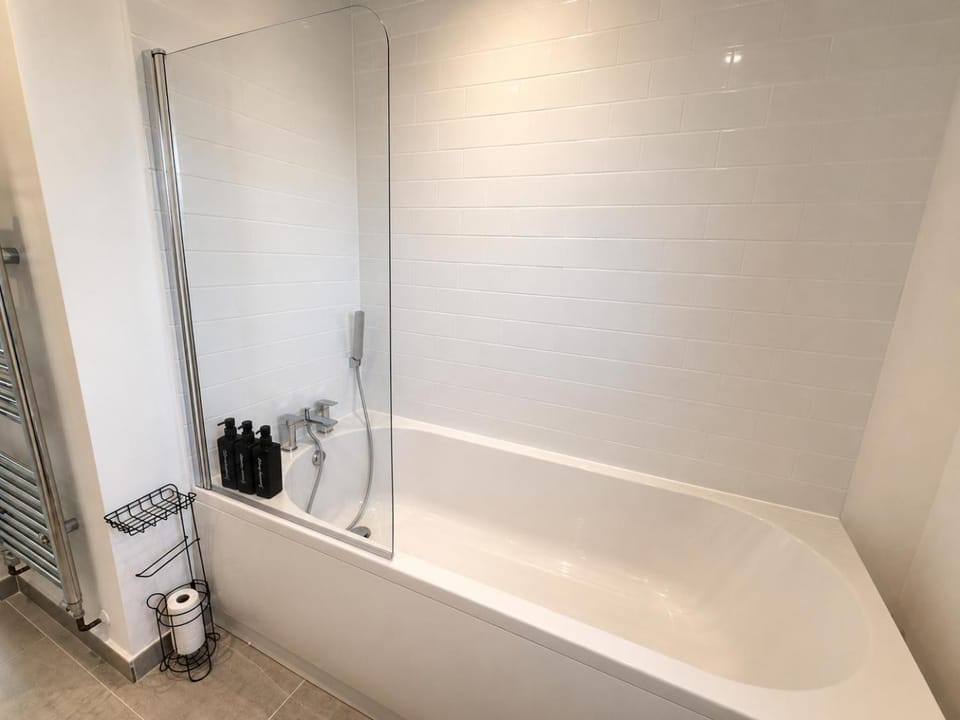 4 Bed House , Sleeps 9 , Smart TV , Games Machine , Foosball Table & Xbox , Free Parking , Ideal For Contractors & Families By AV Property Kent Apartment in Sittingbourne