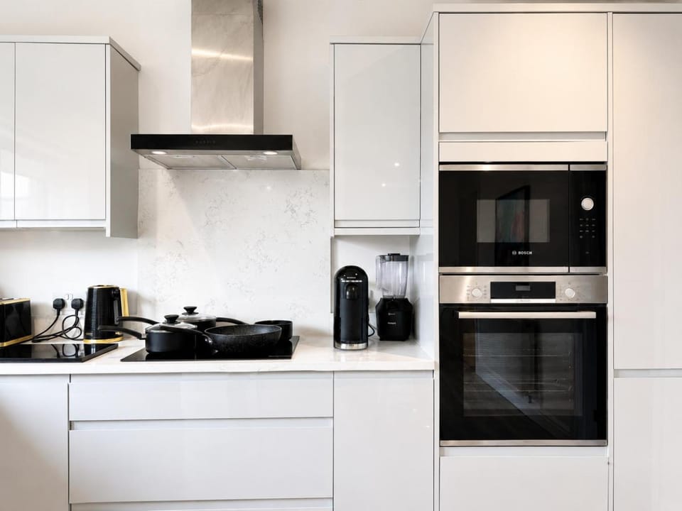 4 Bed House , Sleeps 9 , Smart TV , Games Machine , Foosball Table & Xbox , Free Parking , Ideal For Contractors & Families By AV Property Kent Apartment in Sittingbourne