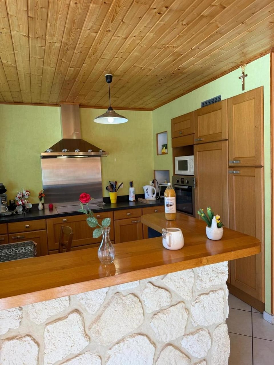 Kitchen or kitchenette, oven