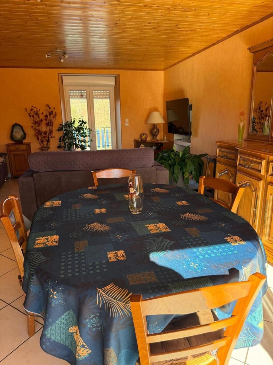 Communal lounge/ TV room, Living room, Dining area