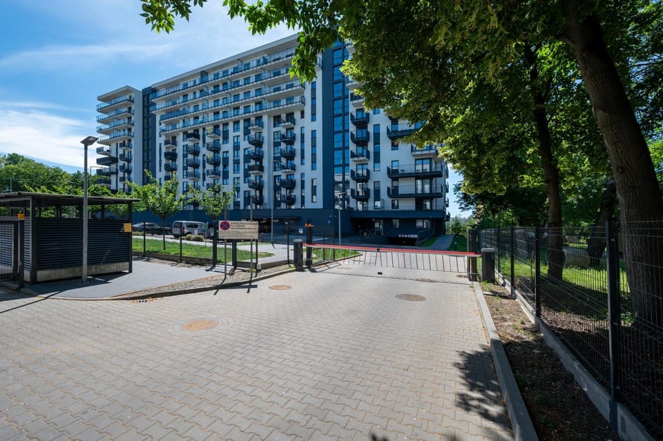 Property building, Neighbourhood, Location