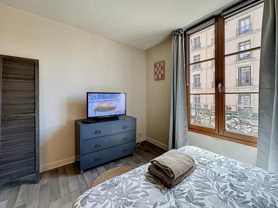 Communal lounge/ TV room, Bed, TV and multimedia, Photo of the whole room, Bedroom