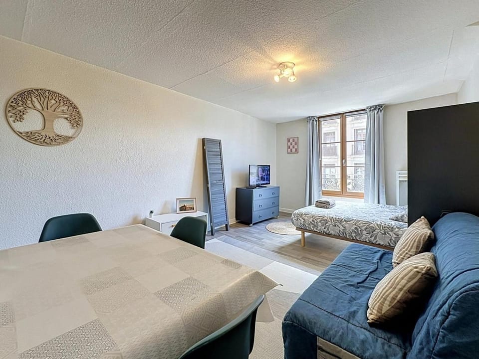 Communal lounge/ TV room, Bed, TV and multimedia, Living room, Photo of the whole room, Bedroom