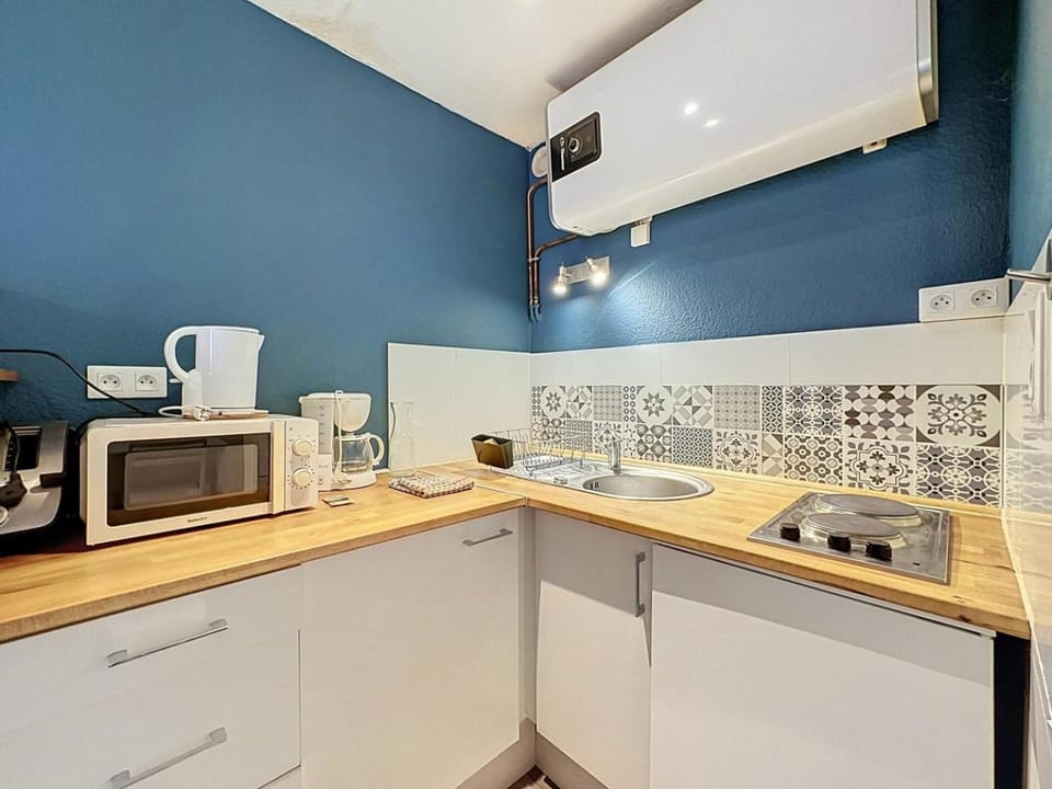 Coffee/tea facilities, Kitchen or kitchenette, stove, toaster
