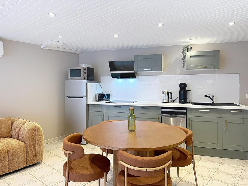 TV and multimedia, Coffee/tea facilities, Living room, Seating area, Dining area, oven, stove, toaster