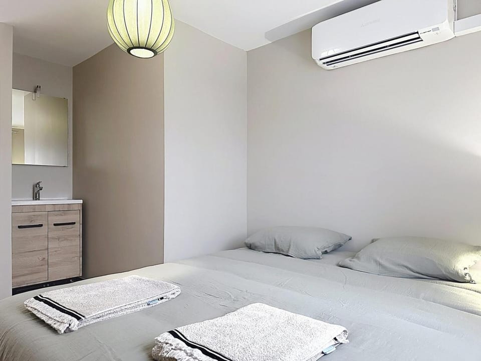 Bed, Photo of the whole room, Bedroom, towels, air conditioner