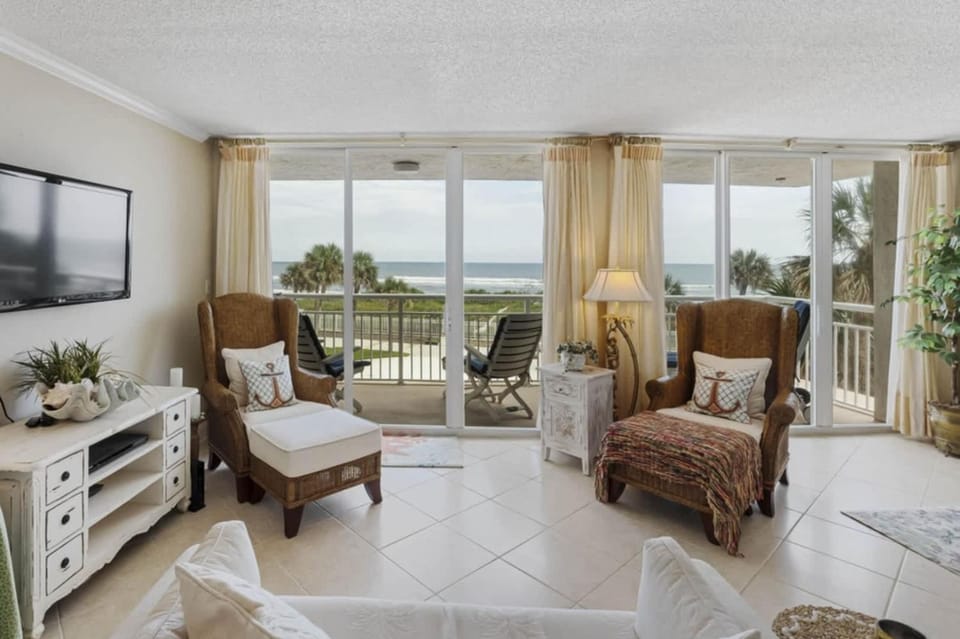 Two Bedroom Condo with Oceanfront Balcony and Resort Amenities Apartment in Jacksonville Beach