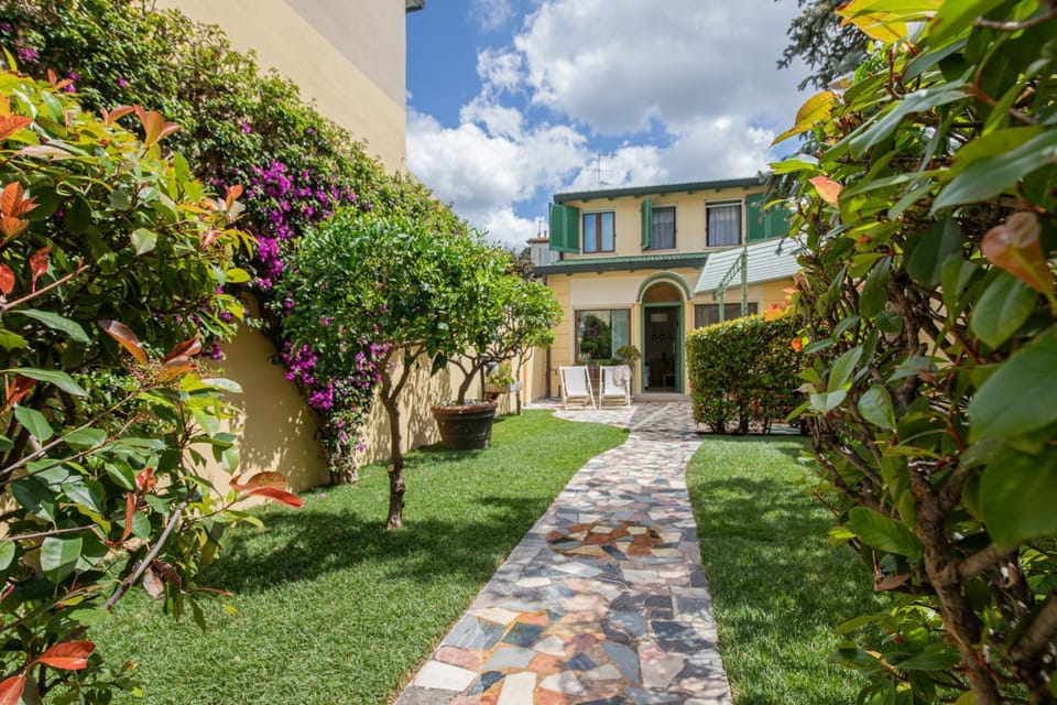 Verdemare, a Viareggio parcheggio privato e splendido giardino House in Viareggio
