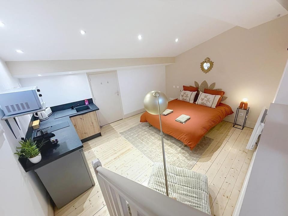 Bed, TV and multimedia, Kitchen or kitchenette, Living room, Bedroom, stove