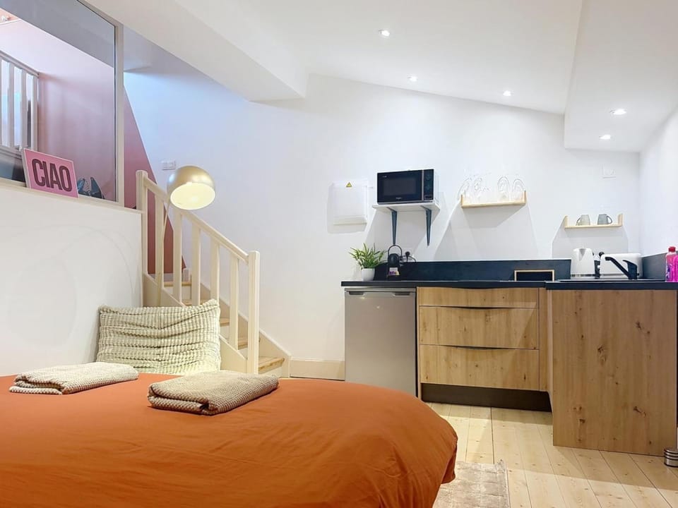 Bed, Kitchen or kitchenette, towels