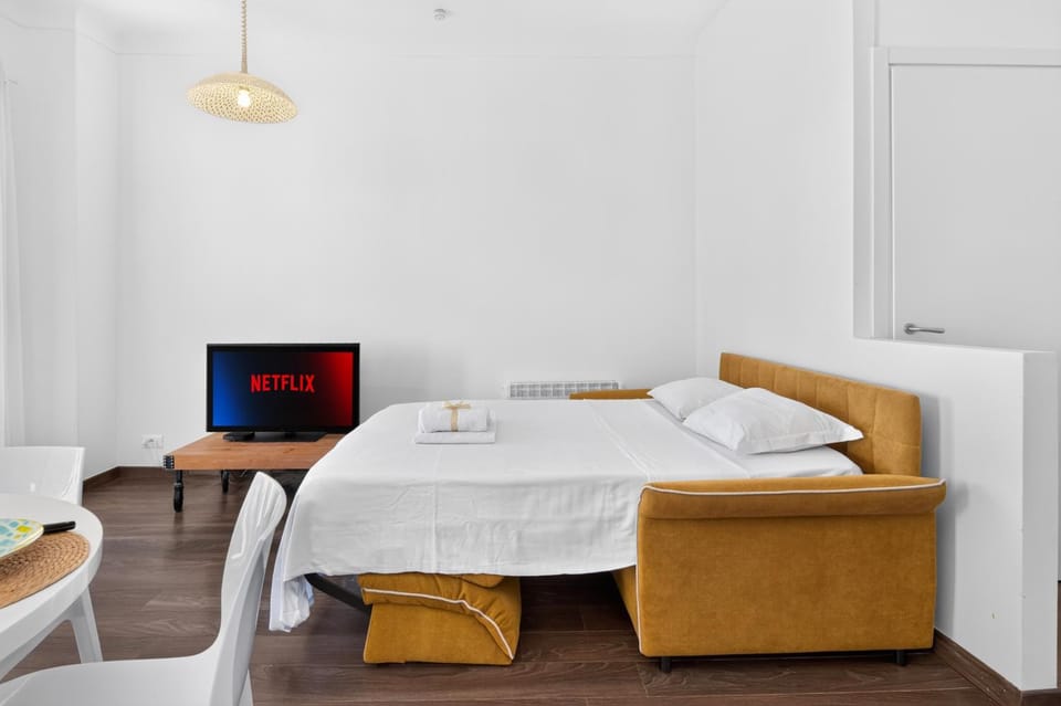 TV and multimedia, Living room, Dining area, Bedroom