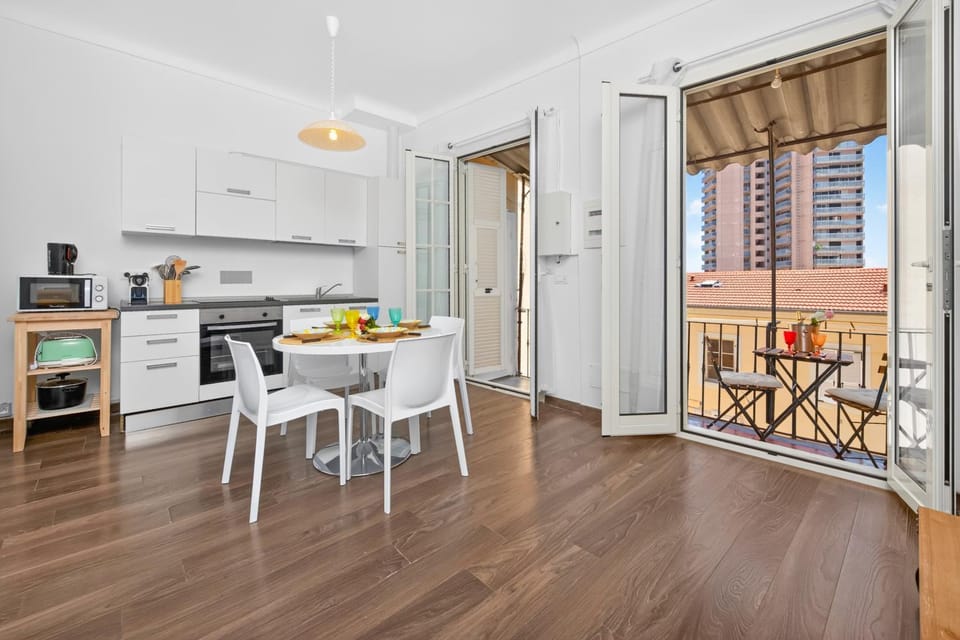 Kitchen or kitchenette, Dining area, oven, stove, toaster