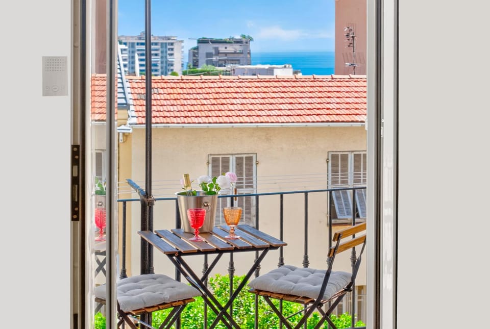 View (from property/room), Balcony/Terrace, Dining area