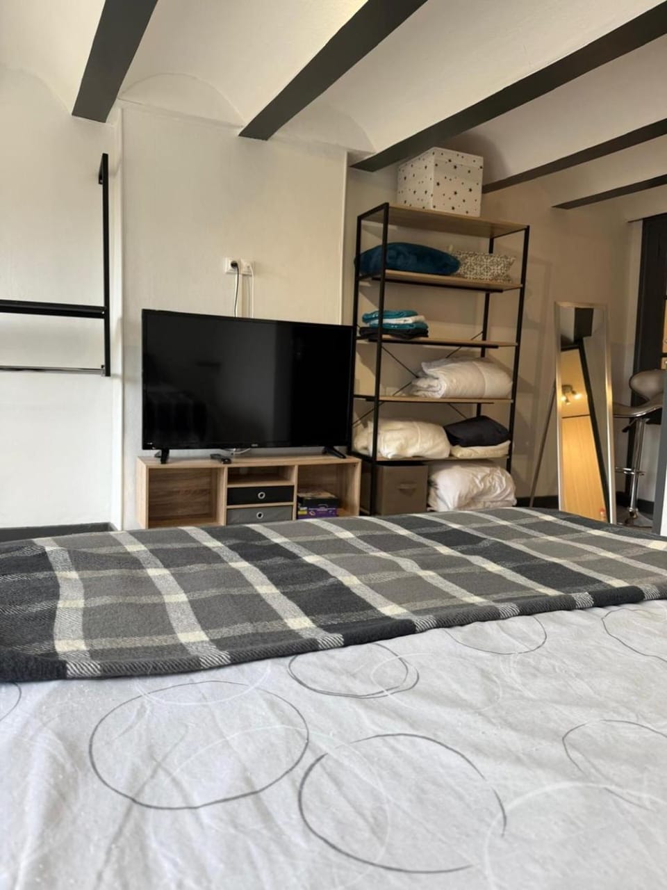 Bed, TV and multimedia, Bedroom