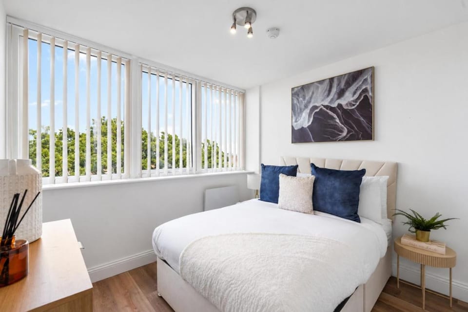 2 Bed Flat | Sleeps 6 | Free Parking | Riverside Apartment in Gravesend