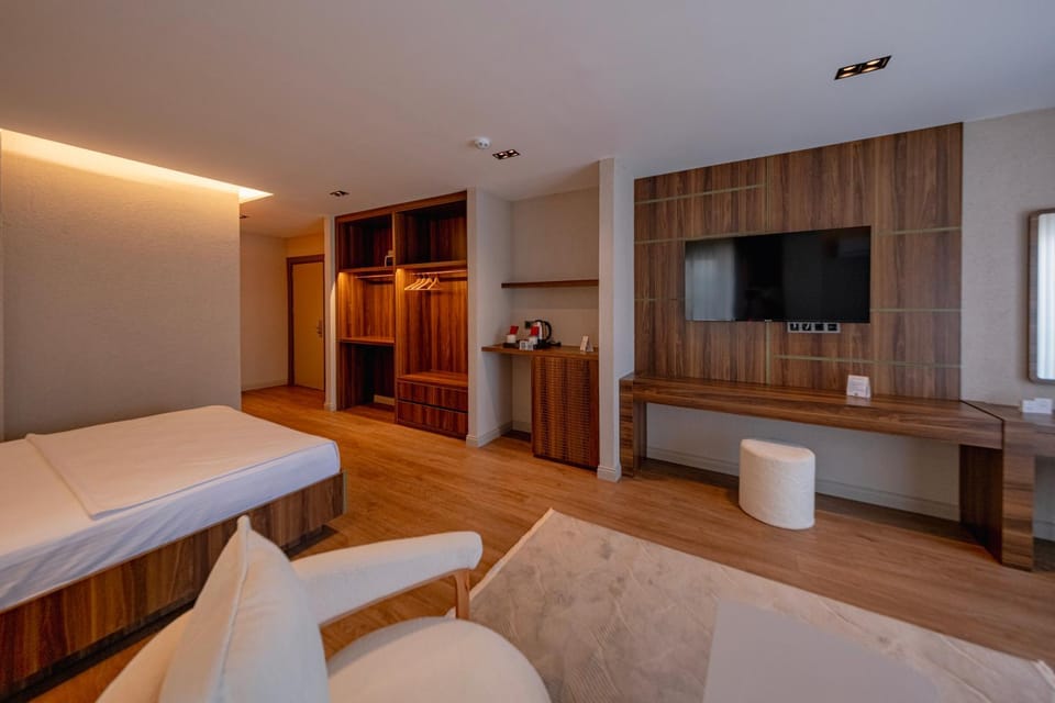TV and multimedia, Photo of the whole room, Seating area, Bedroom