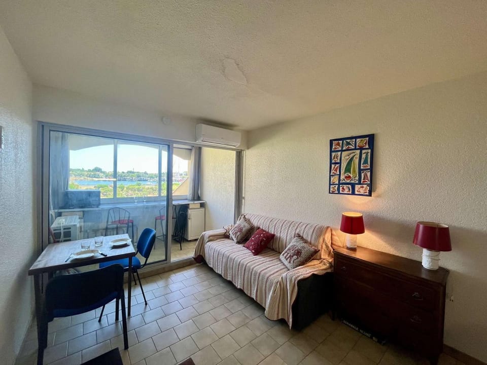 Living room, Dining area, air conditioner