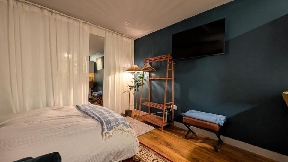 Communal lounge/ TV room, Bed, TV and multimedia, Bedroom