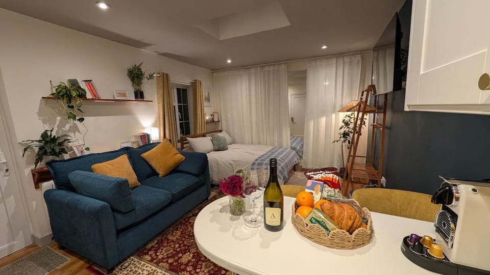 Kitchen or kitchenette, Living room, Food and drinks