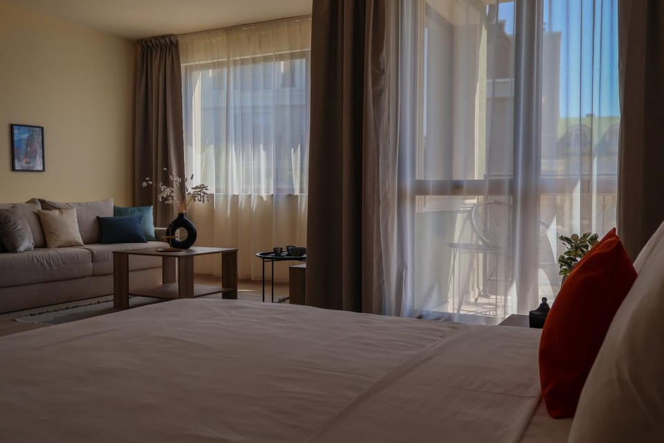 Bed, Living room, Photo of the whole room, Seating area, Bedroom