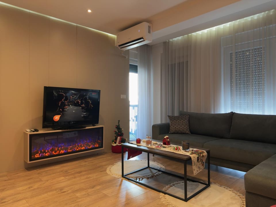 Communal lounge/ TV room, TV and multimedia, Living room, Seating area, Evening entertainment, air conditioner