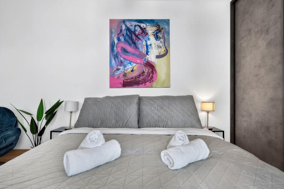 Bed, Bedroom, towels